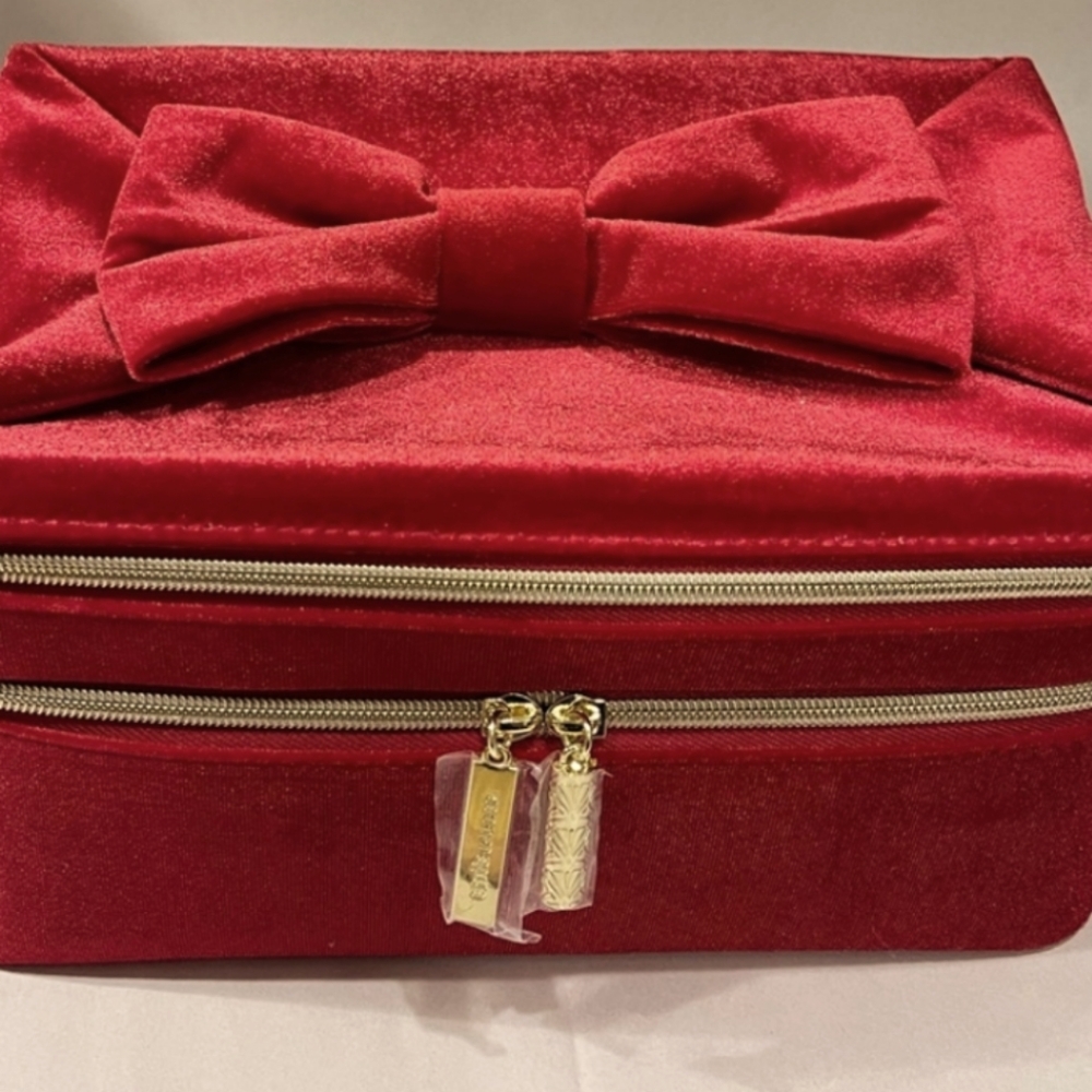 Estee Lauder Red Velvet Beauty Box